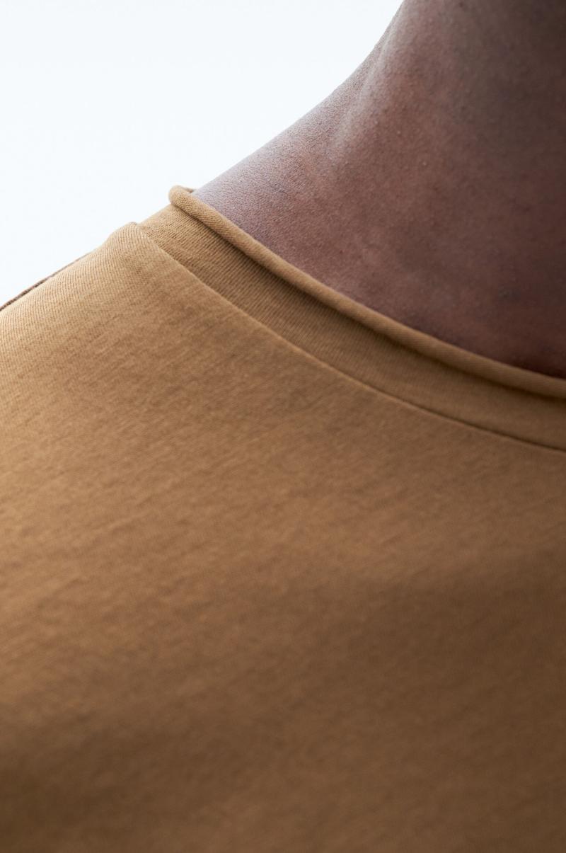 Luxe Filippa K Heren T-Shirt Met Opgerolde Hals T-Shirts Bronze Green - 1